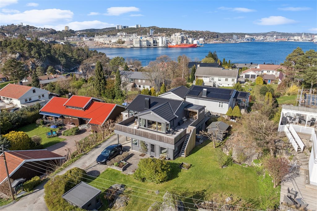 Solrik eiendom med stor hage