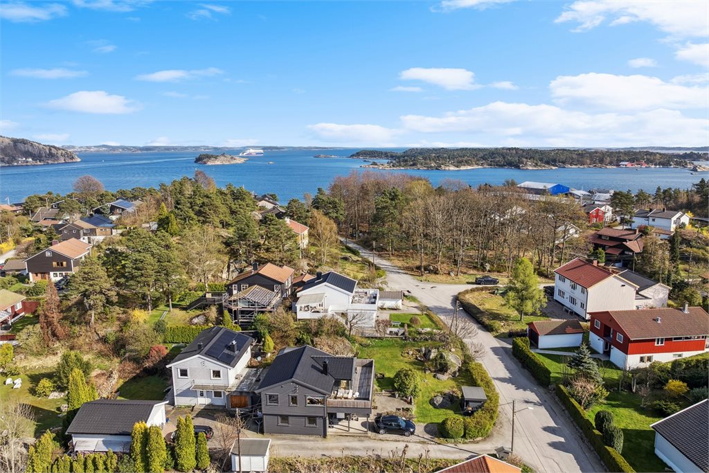 Flott beliggenhet i etablert nabolag med kort vei til bade og fiskeplasser 