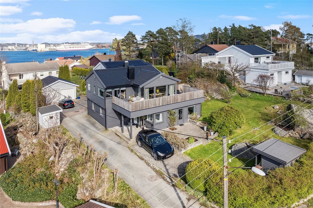 Oversikt over eiendommen. Nabo har veirett inn til sin bolig bak.