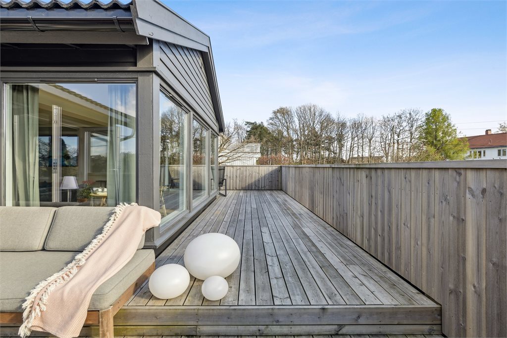 Terrasse 2. etg ut fra kjøkken og stue.