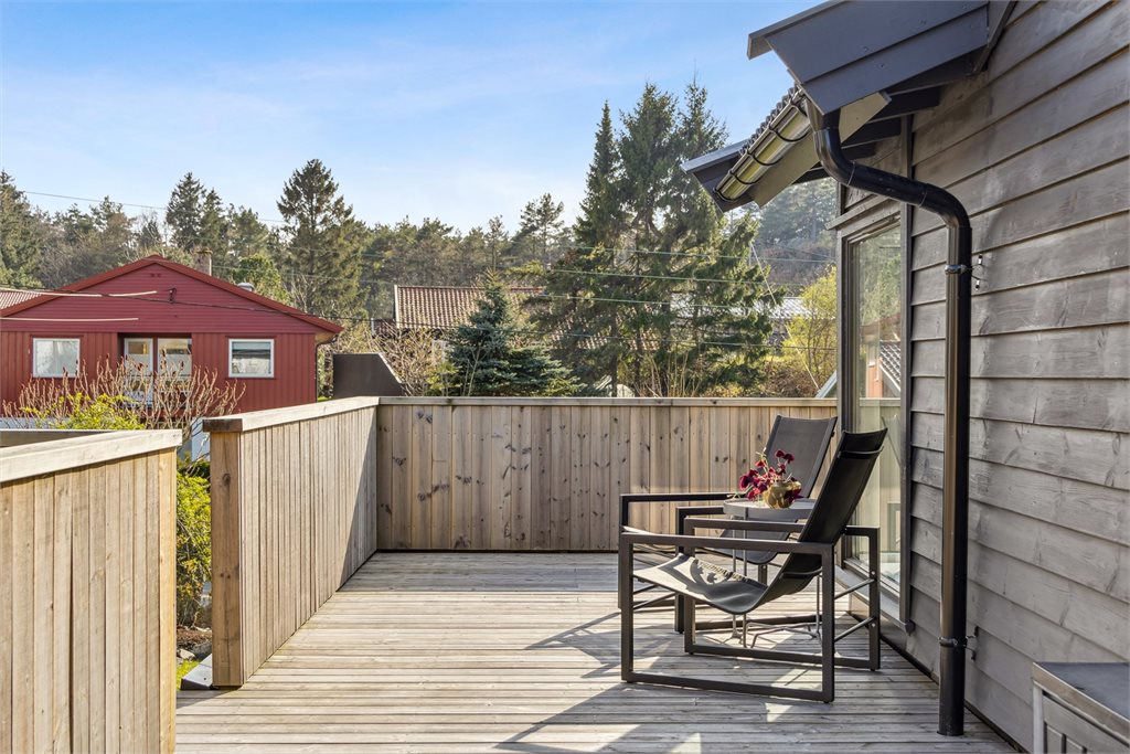 Terrasen har trapp ned til hagen 