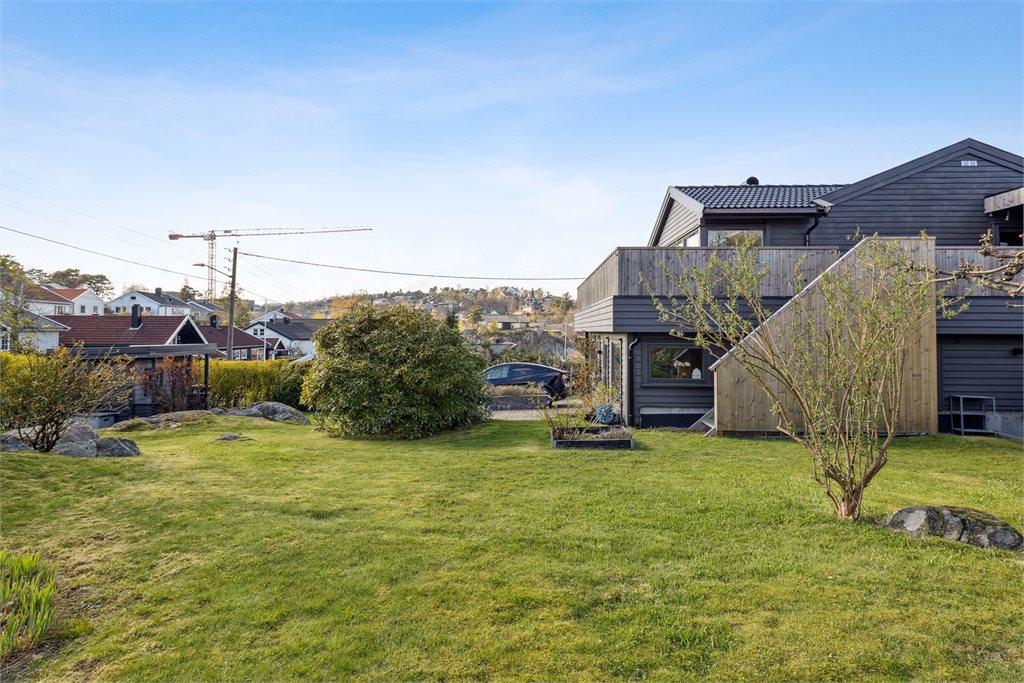 Plass til fotballbane og trampoline til barna :) 