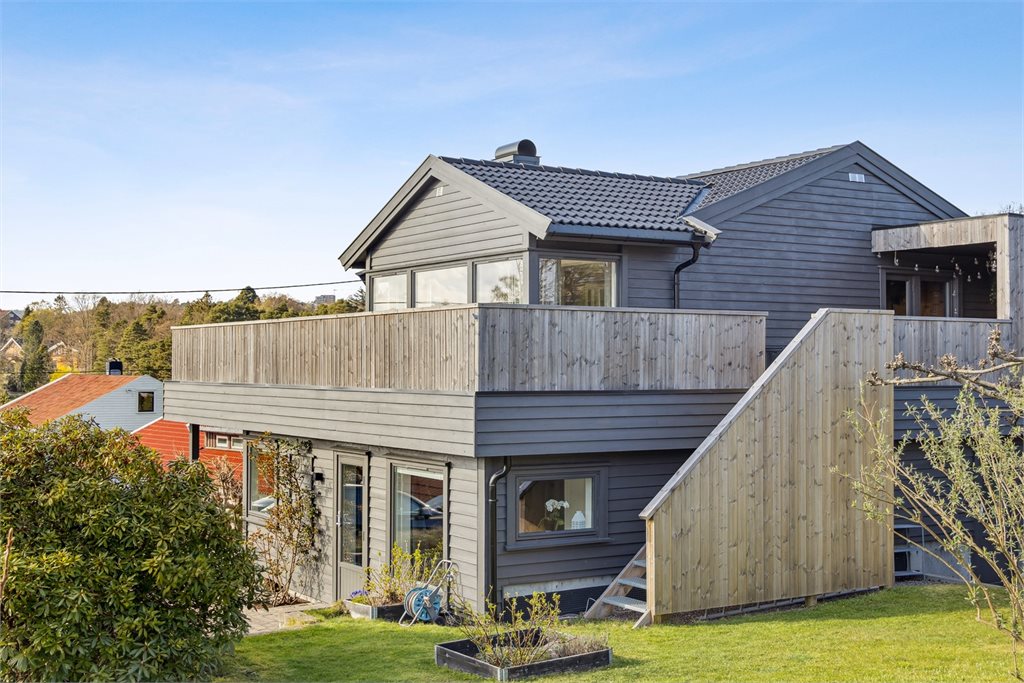 Skjermet men solrikt, hage med forskjellig beplantning.