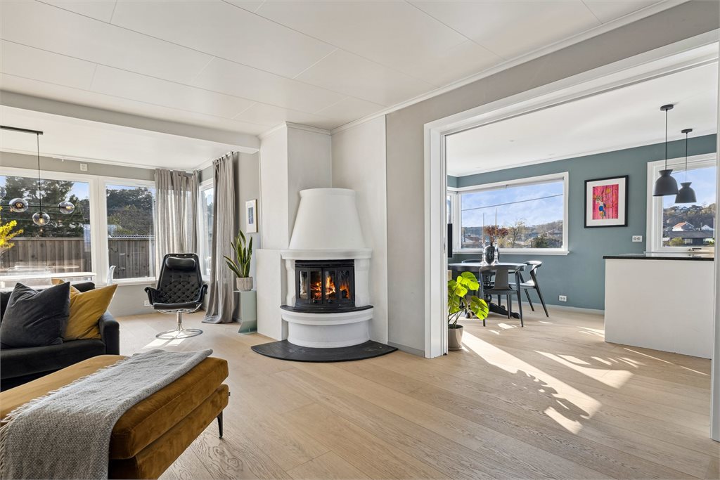 Stue og inn mot kjøkkenet