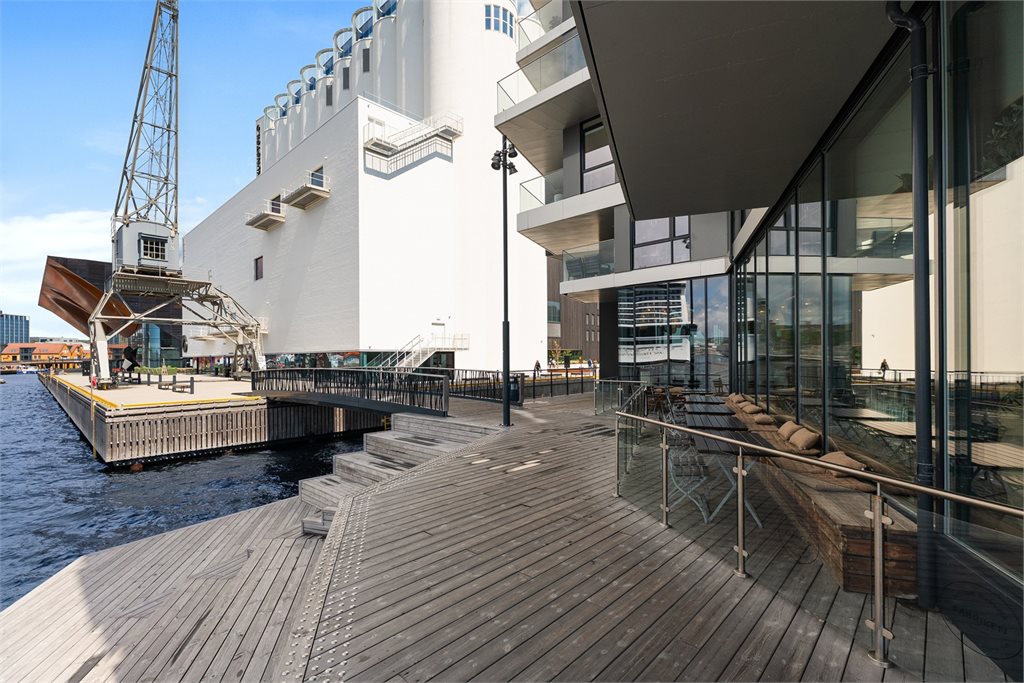 Kort vei til restaurant og kunstsilo, kilden og fiskebrygga. 