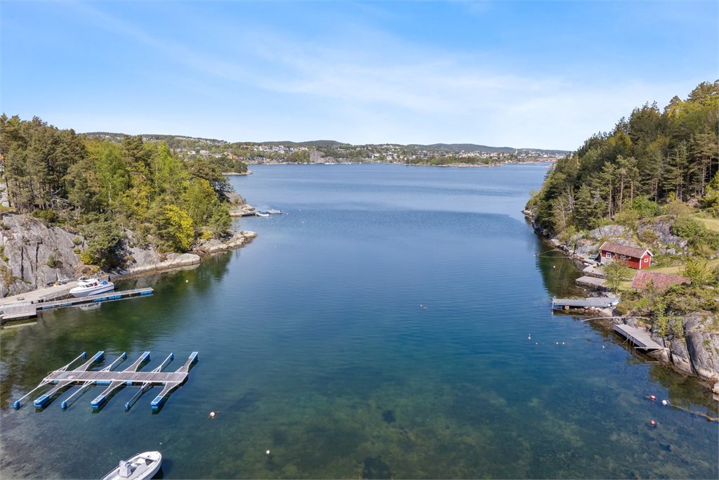 Skallefjorden - Flotte muligheter for vannaktiviteter fra båt. Vannski, ring og utsikt til Lillesand sentrum.