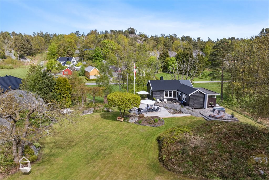 Eiendommen ligger usjenert til, med naturlig avgrensning mot skog og utmark, noe som gir en lun og fredelig atmosfære.