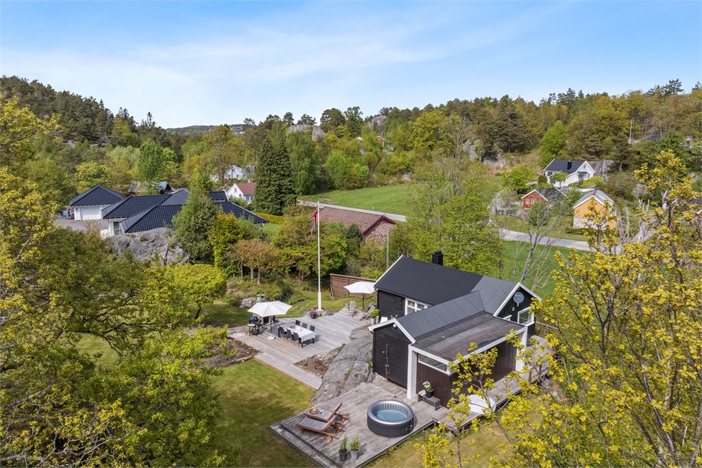 Tomten er på hele 2 320 kvm, og byr på et nydelig uteområde med gressplen, store solrike terrasser og naturtomt som innbyr til både lek, avslapning og friluftsliv. Her kan du nyte lange sommerdager i fredelige omgivelser, med naturen tett på og havet.