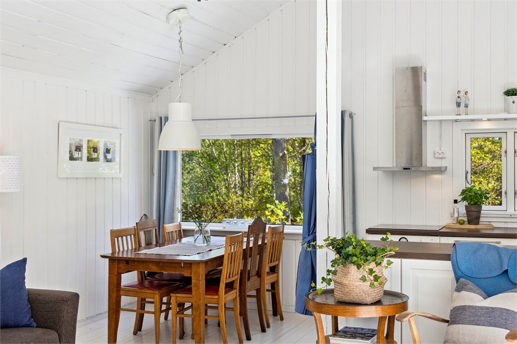 Stue - Hytta fremstår som godt vedlikeholdt og har gjennomgått flere oppgraderinger over tid.