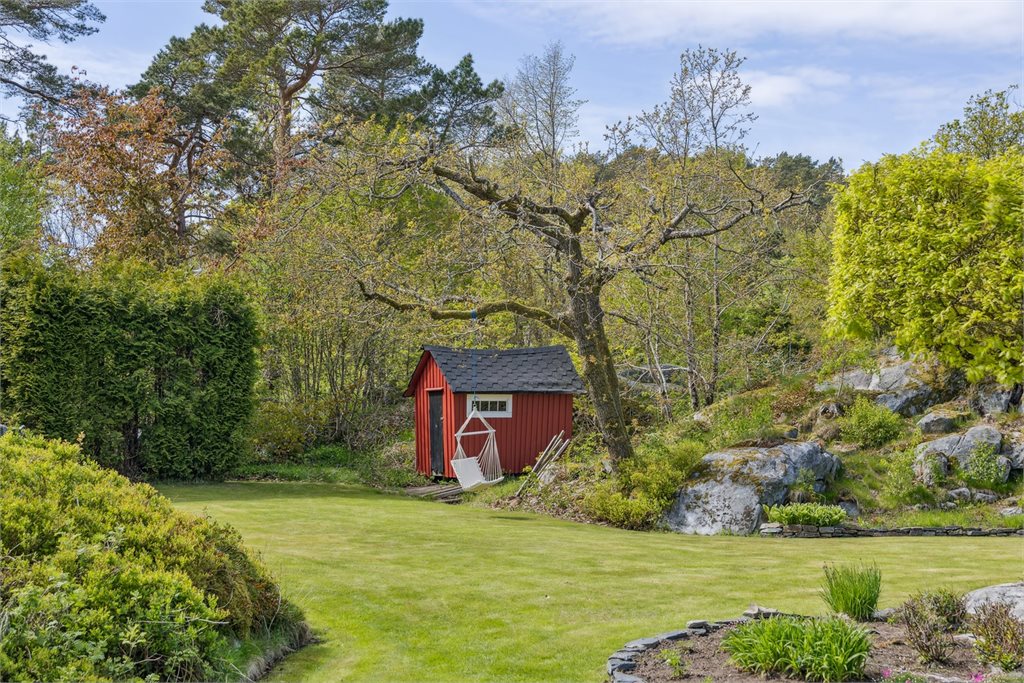 Eiendommen er tilknyttet offentlig vann og avløp via private stikkledninger.