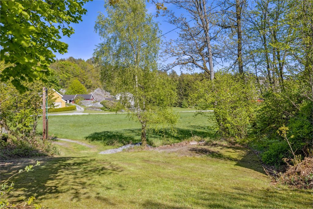 God plass til biler på eiendommen