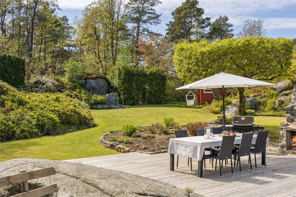 Den store uteplassen gjør det enkelt å skape soner for både utemøbler, grill, lek og rekreasjon. Her kan du nyte solrike dager fra morgen til kveld, omgitt av rolig natur og med kort avstand til sjøen.