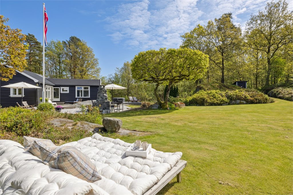 Store solrike 
uteområder innbyr til mange engasjerende dueller i både kubb, boccia, fotball, badminton, krokket og på trampoline.