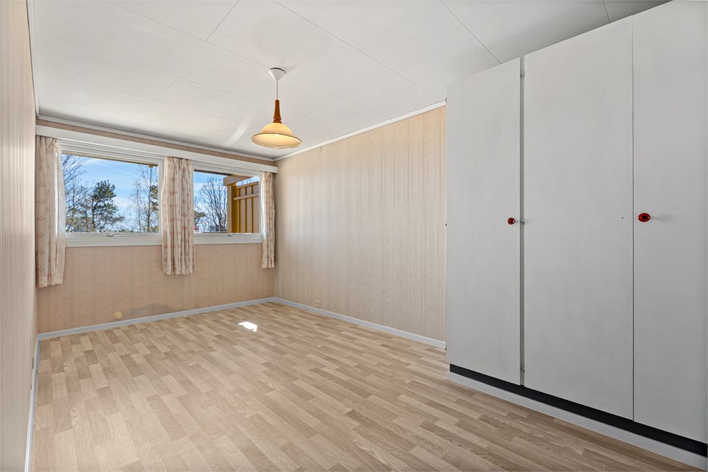 Underetasjen har 2 soverom.