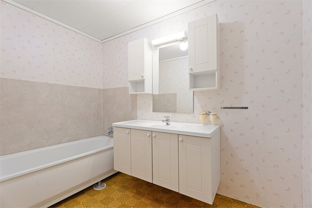 Underetasjen har en innholdsrik planløsning med både soverom, våtrom og flere boder. 