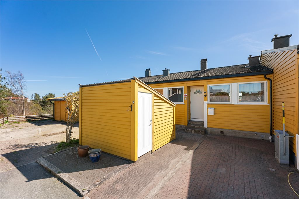 Ved inngangspartiet er det også en utvendig bod.