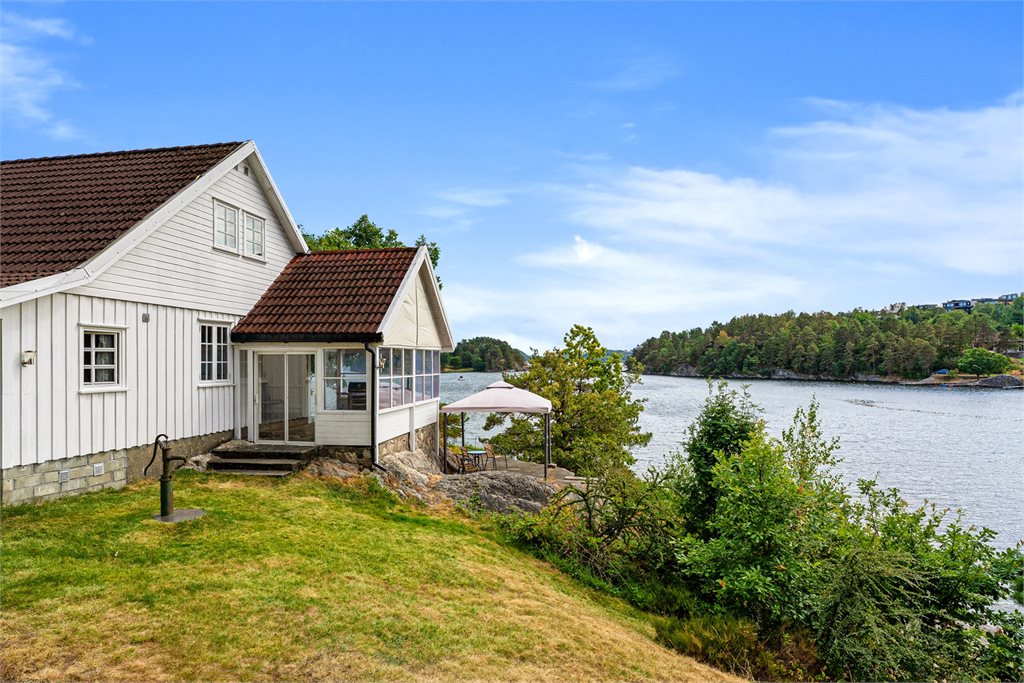 Hytten ligger fantastisk til ved sjøen med utsikt over innseilingen og skjærgården utenfor.