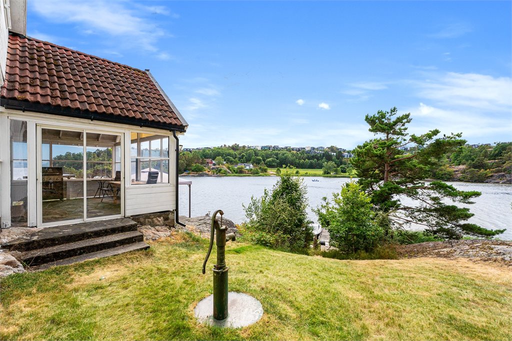 Med sin sørvestvendte beliggenhet nyter hytta svært gode solforhold og sol store deler av dagen, fra morgen til kveld.