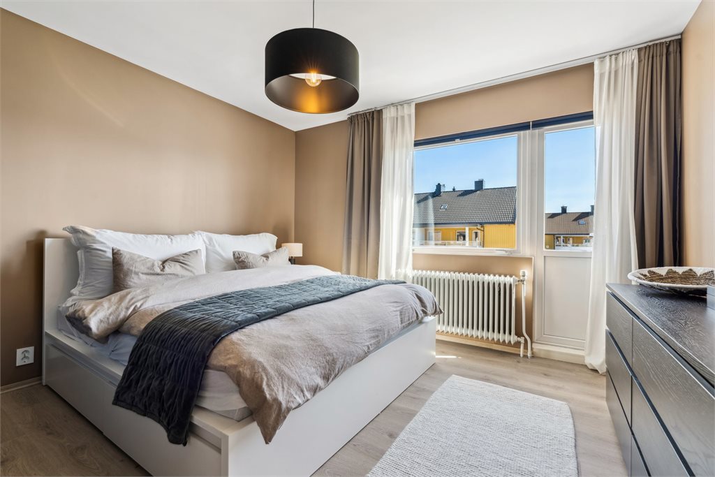Her er det også utgang til balkong med morgensol.