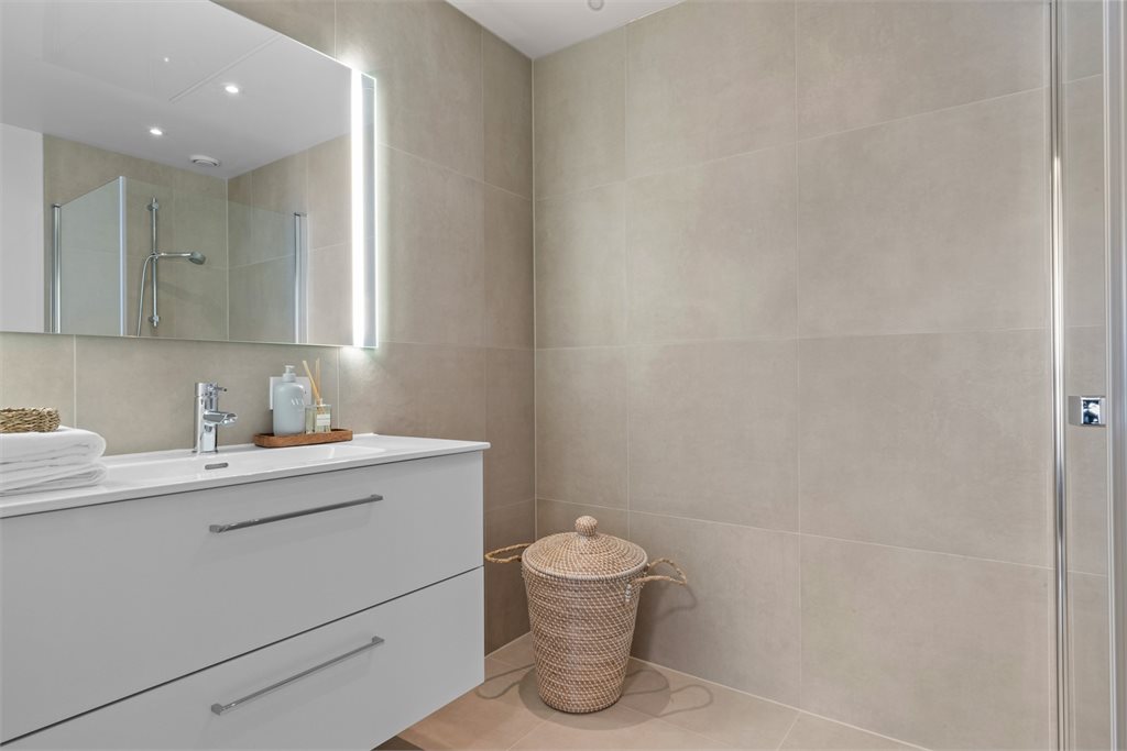 Nytt flislagt bad med dusj.