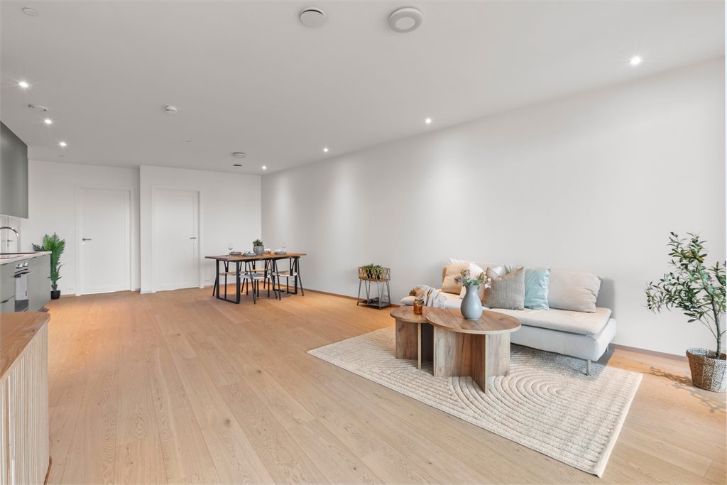 Plass til å møblere med sofagruppe og spiesbord.