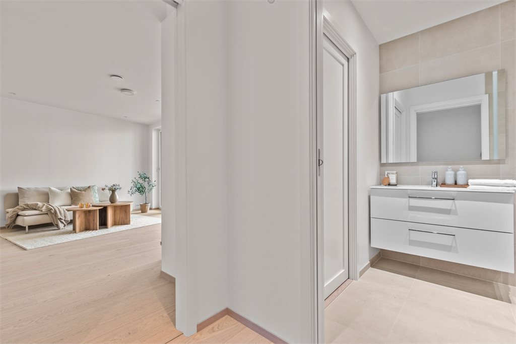 Fra gangen er det adkomst til bad 1, og videre til stue/kjøkken.