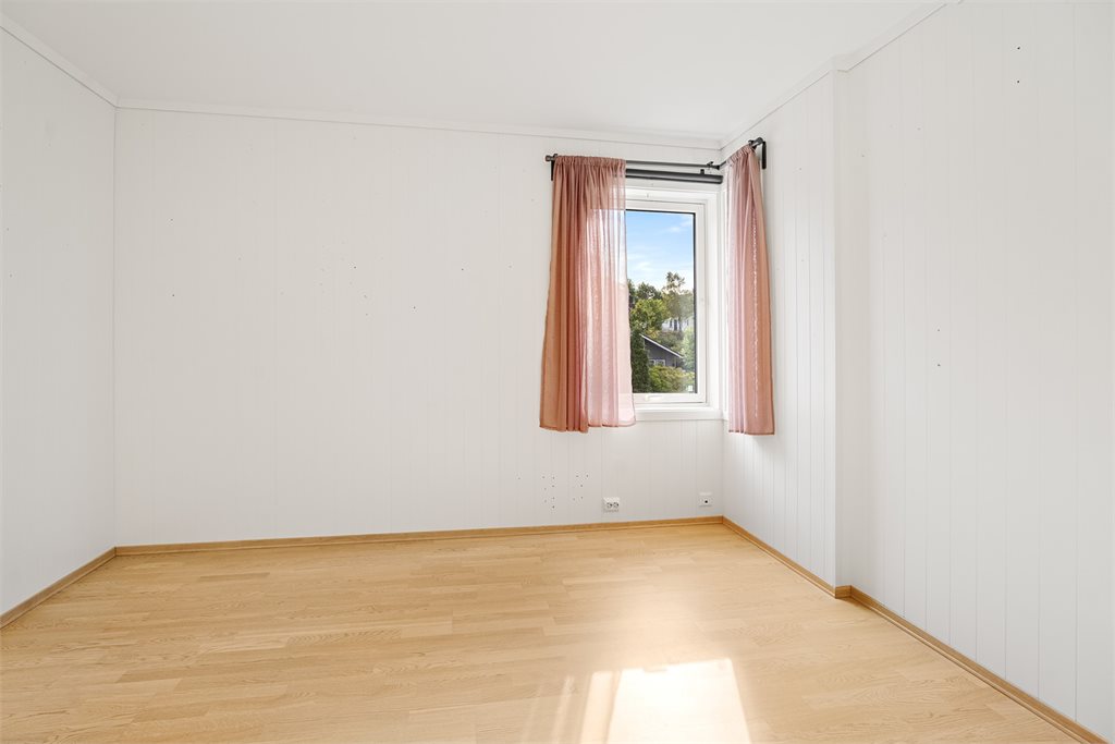 Soverom 2 med plass til dobbeltseng og garderobeplass.