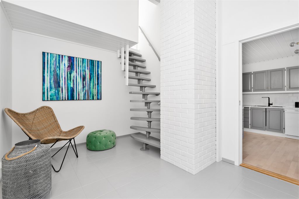 Soverom 2 med trapp opp til hems.