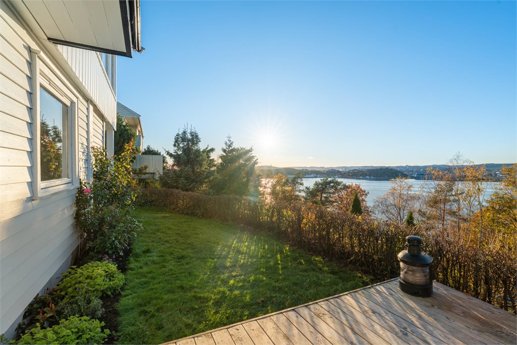 Tomten er ellers flott opparbeidet og enkel å holde! 