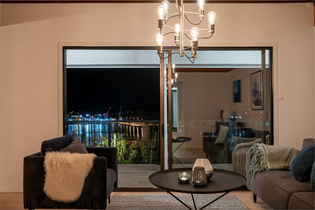 Fra stuen er det skyvedører ut til en flott veranda. 