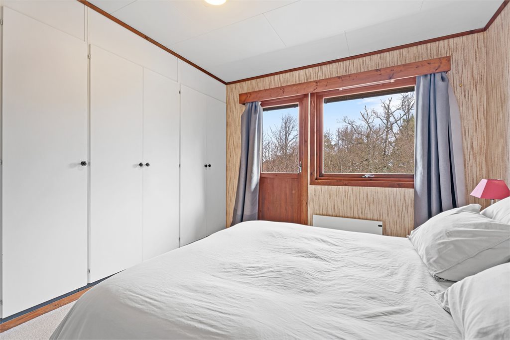 Soverom med garderobeløsning 
