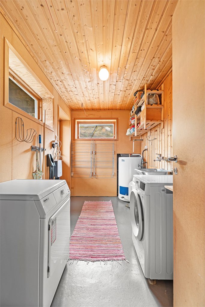 Praktisk vaskerom med gode oppbevaringsmuligheter.
