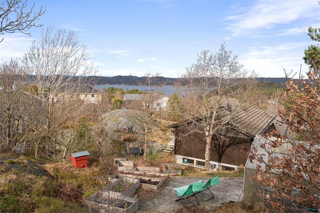 Flott utsikt fra eiendommen mot nærområdet.
