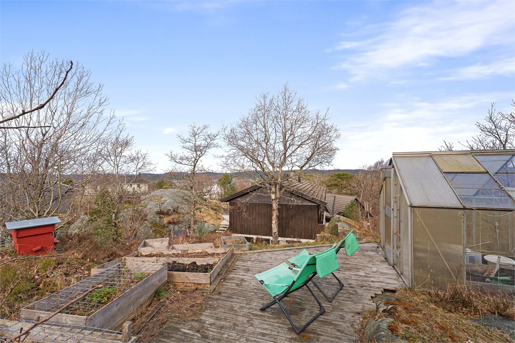 Solrik hage med terrasse og dyrkingsmuligheter.
