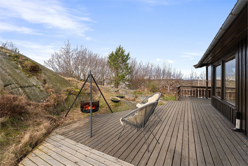 Skjermet uteområde med naturtomt og rolige omgivelser.
