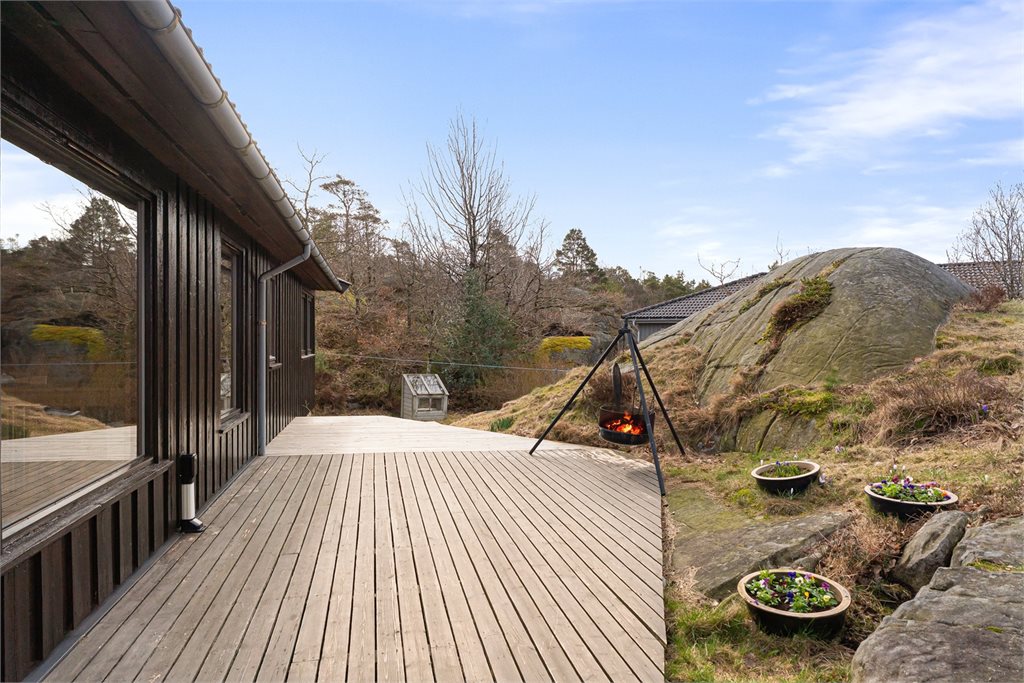 Terrasse med fin overgang mellom hus og natur.
