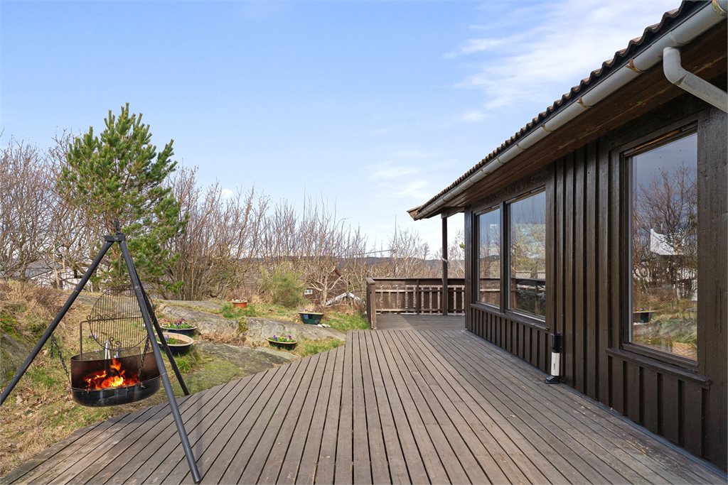 Terrasse langs fasaden med gode solforhold.
