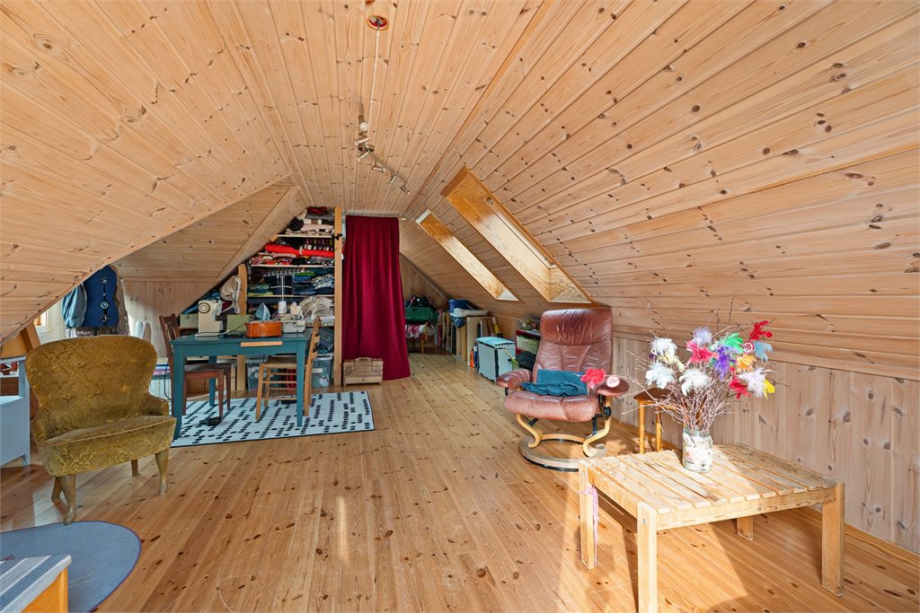 Innredet loft på garasje med mange bruksmuligheter. Merk at det er ikke bruksendret for godkjennelse til varig opphold 
