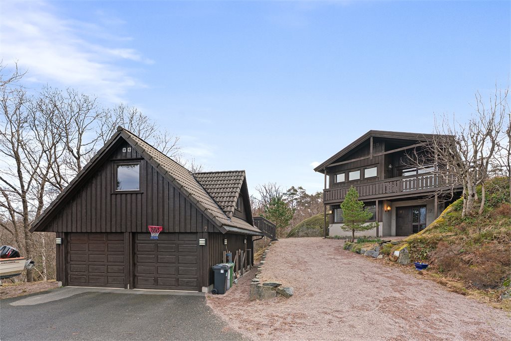 Romslig garasje og tun med gode parkeringsmuligheter.
