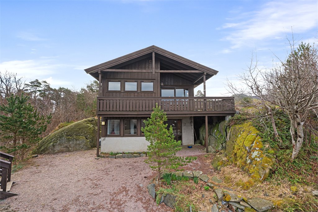 Boligen sett utenfra – flott plassert i terrenget.
