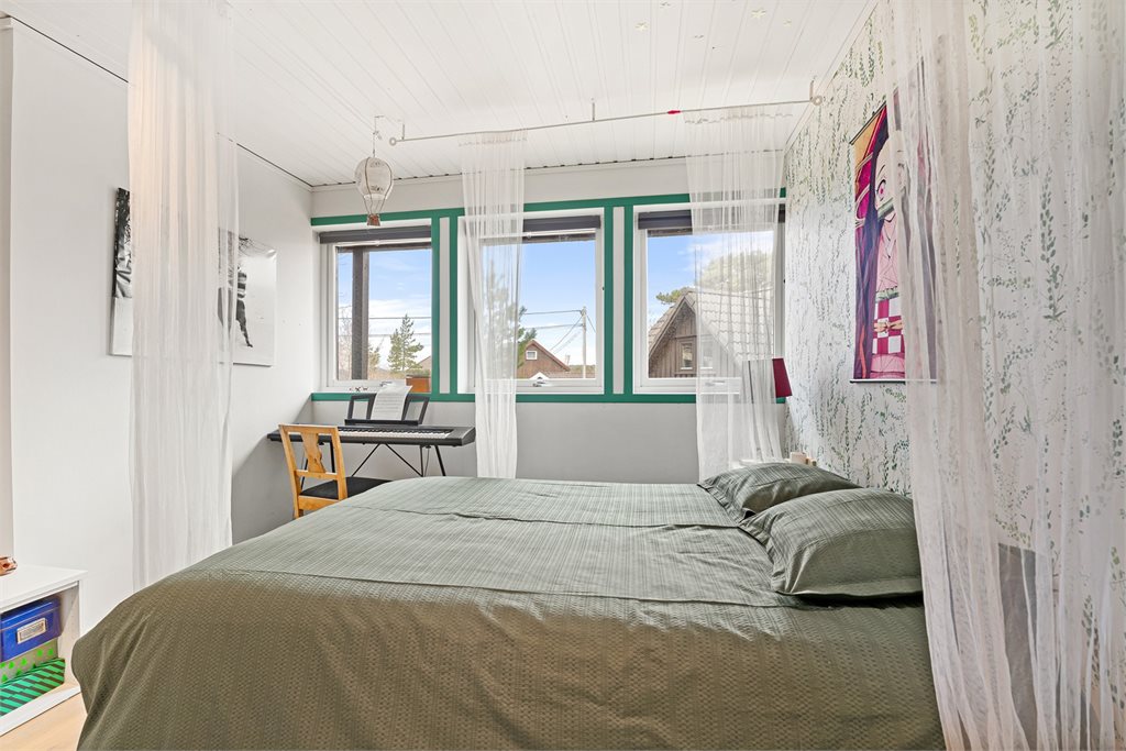 Soverom med rolig beliggenhet og god plass.
