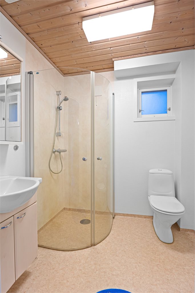 Bad med dusjhjørne og dagslys.
