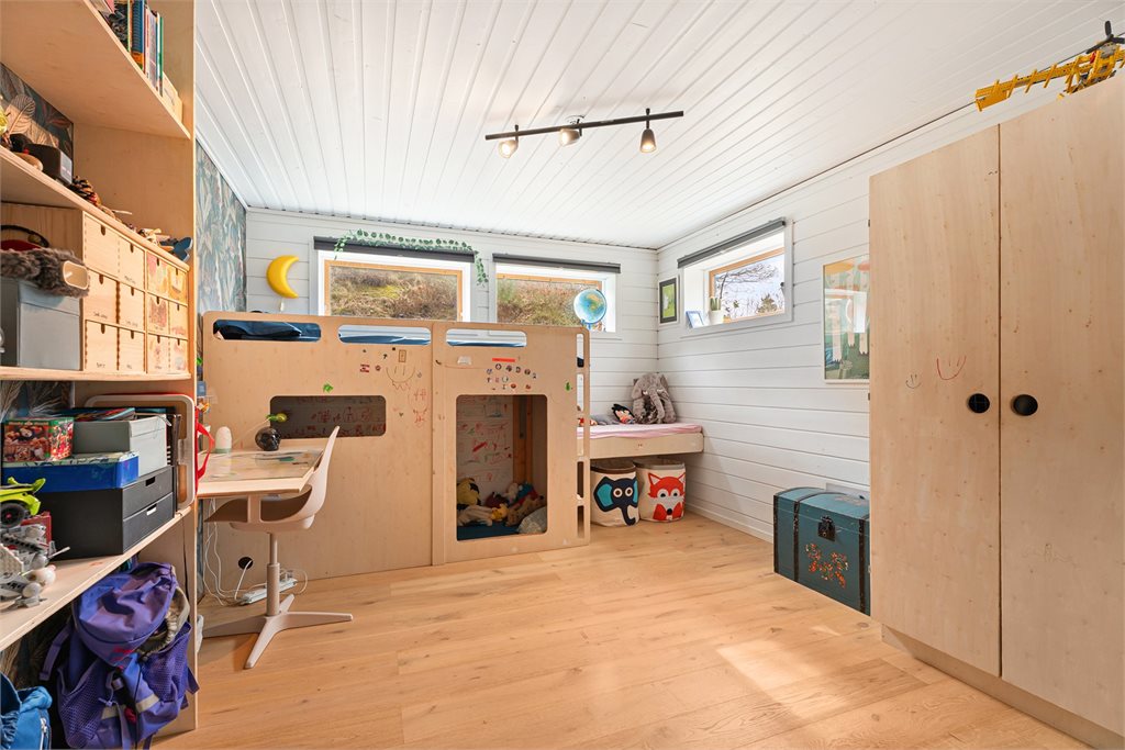 Barnevennlig rom med god gulvplass til lek og opphold.
