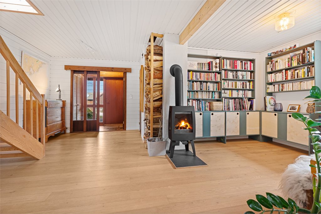 Stue i 1.etg med vedovn og god plass til bokhyller og møblering.
