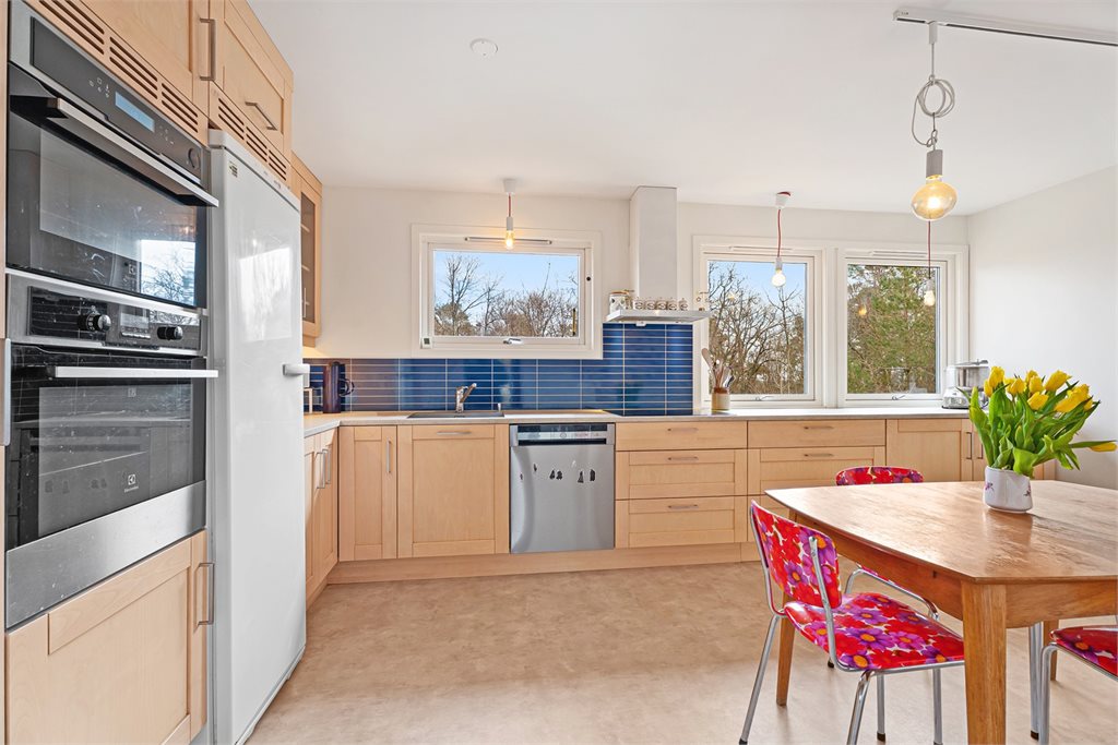 Funksjonelt kjøkken med integrerte hvitevarer.
