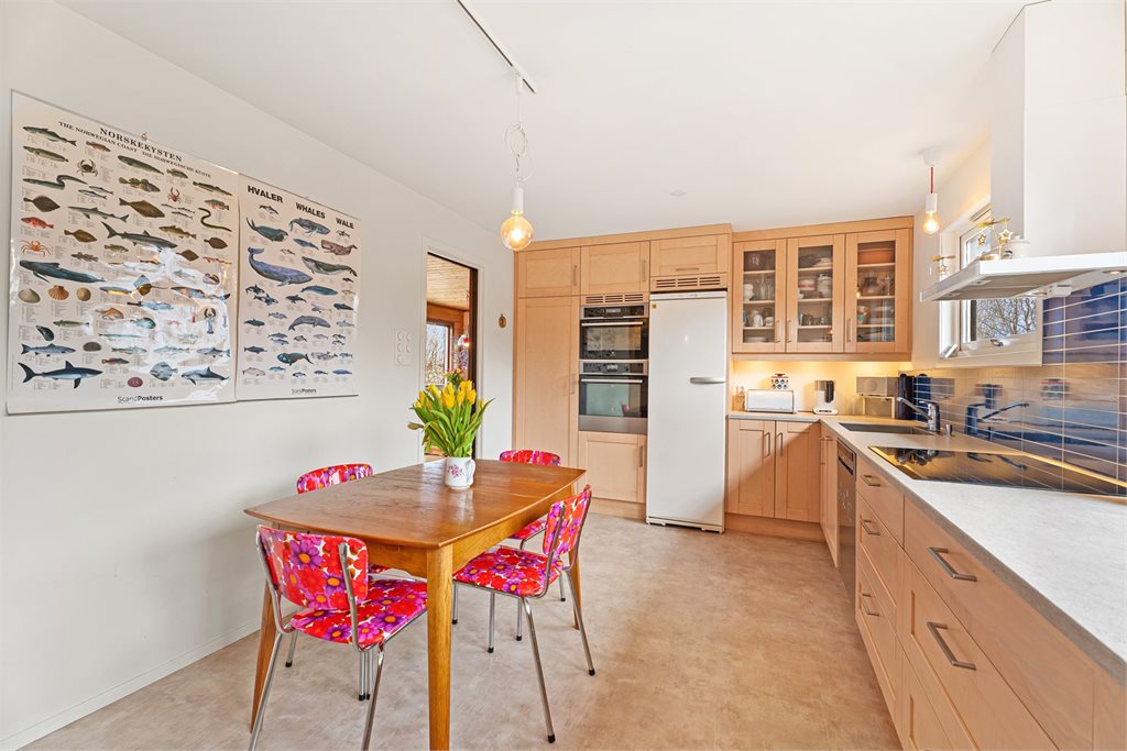 Funksjonelt kjøkken med integrerte hvitevarer.
