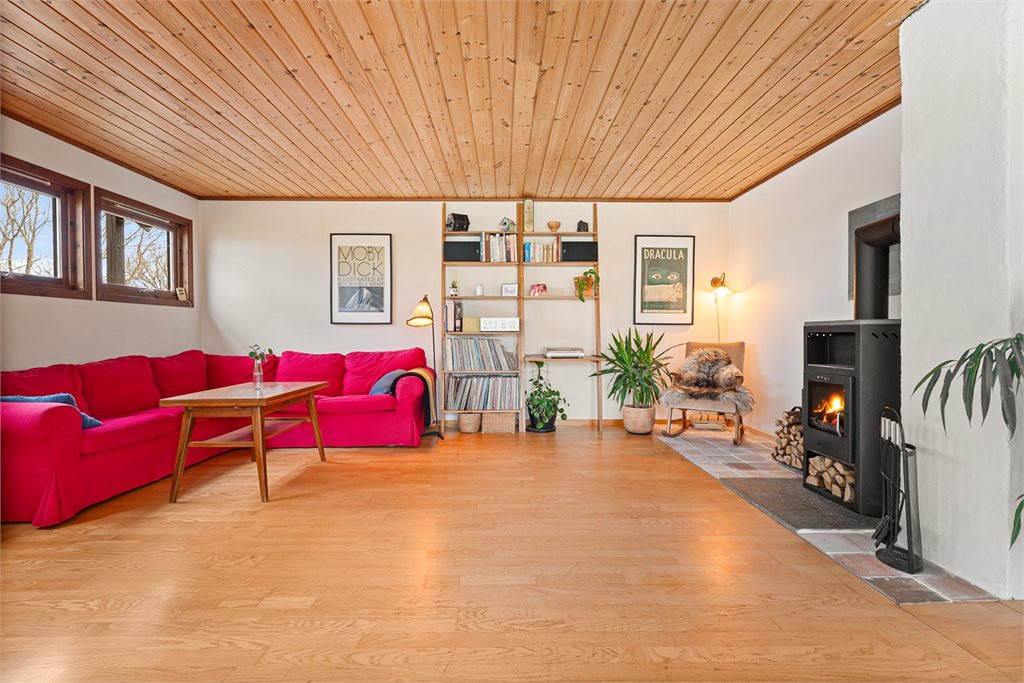 Romslig stue med peis og god møbleringsfrihet.
