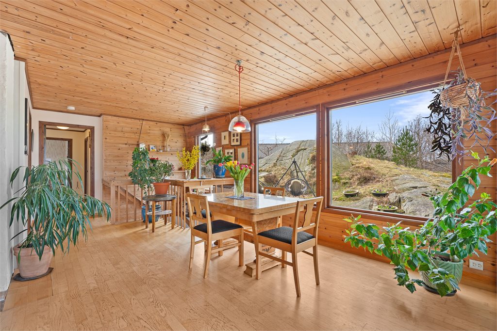 Lys og luftig stue med store vindusflater.
