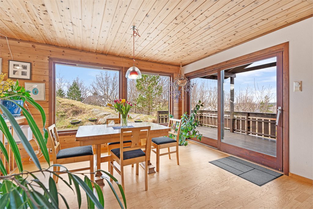 Direkte utgang til terrasse fra oppholdsrom.
