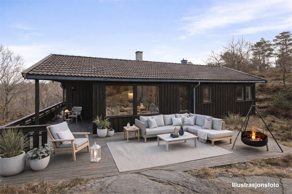 Solrik uteplass med god plass til sosiale sammenkomster.
